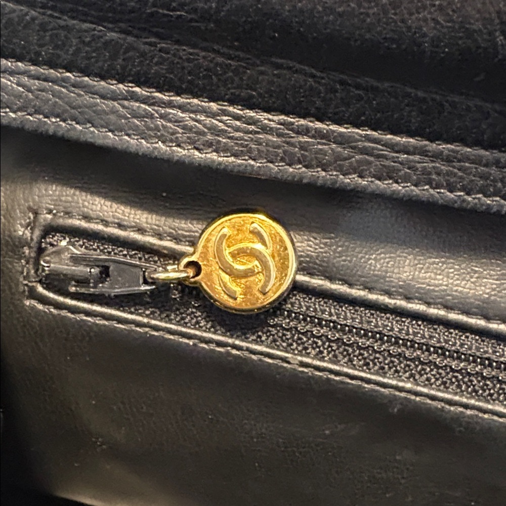 CHANEL Matelasse Black Quilted Lambskin Shoulder Bag with Gold Chain - Picture 5 of 8
